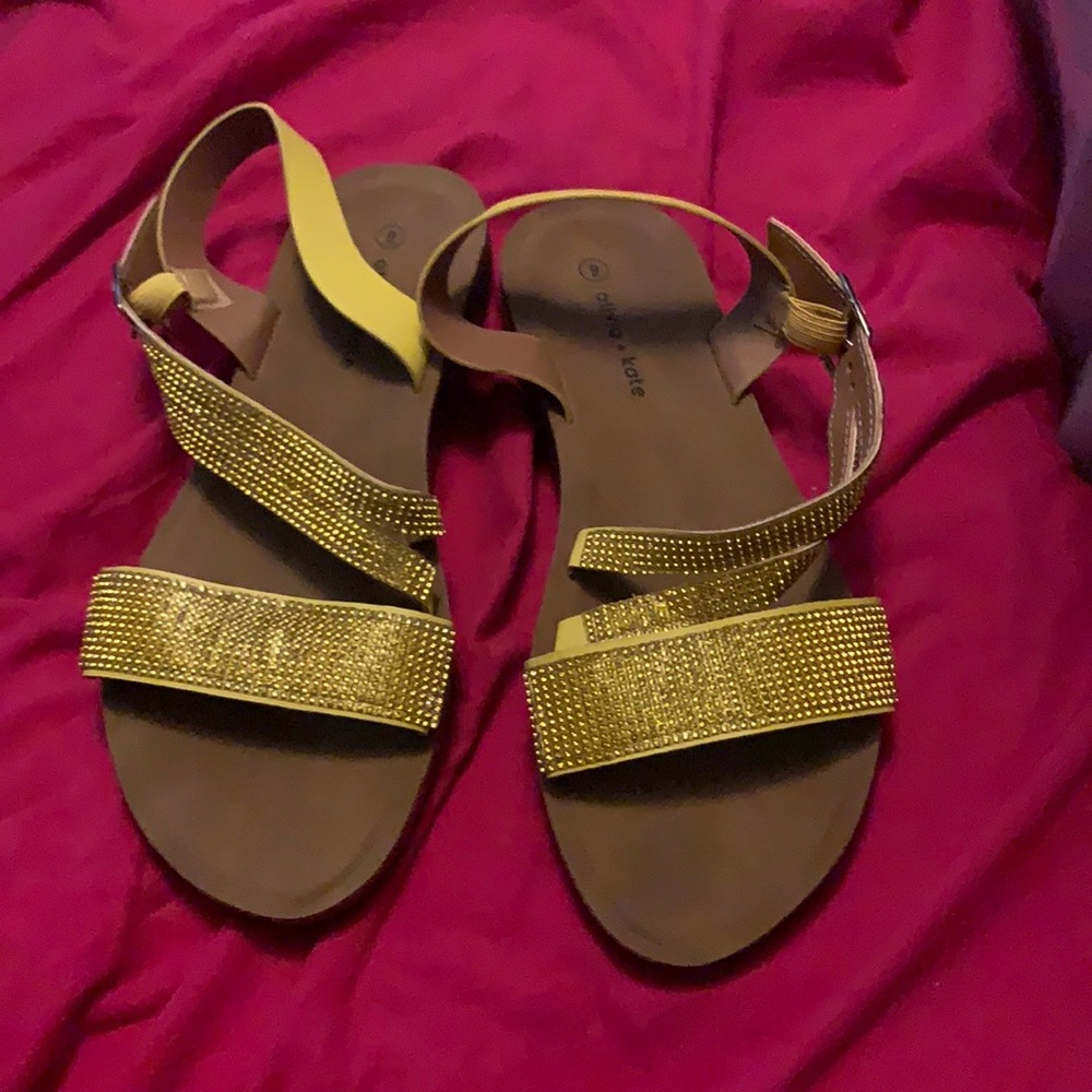 They are size 9 color mustard yellow